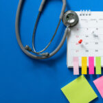 Quick Check mit Stetoskop Kalender und PostIt